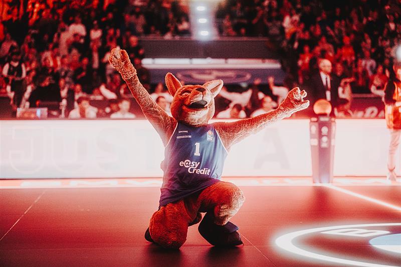 Maskottchen der Basketball Bundesliga in einem easyCredit Trikot