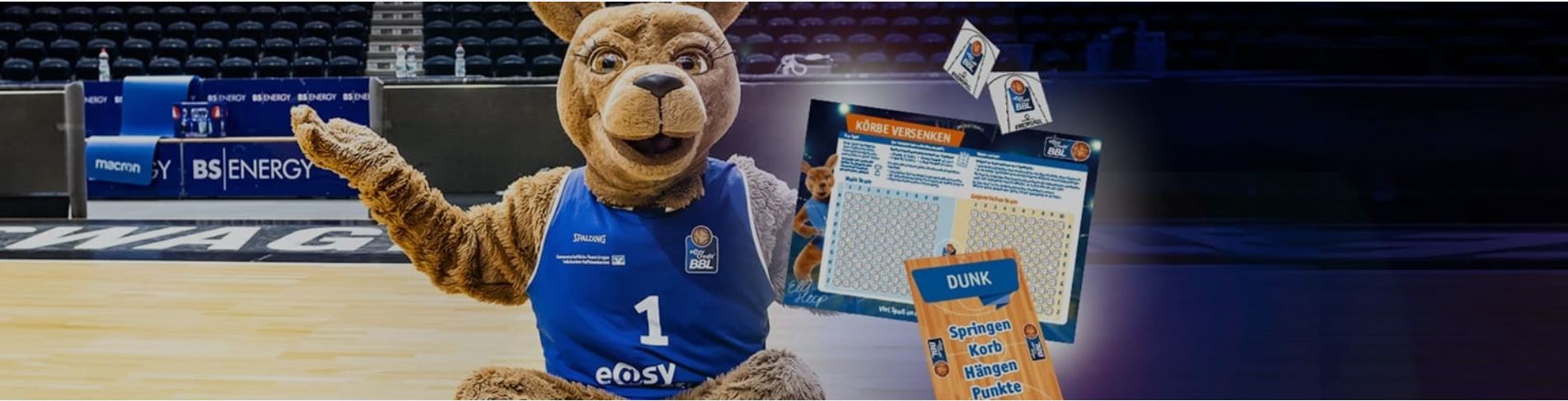 BBL-Maskottchen Stoffkänguru Elli Hoop zeigt Spielkarten.