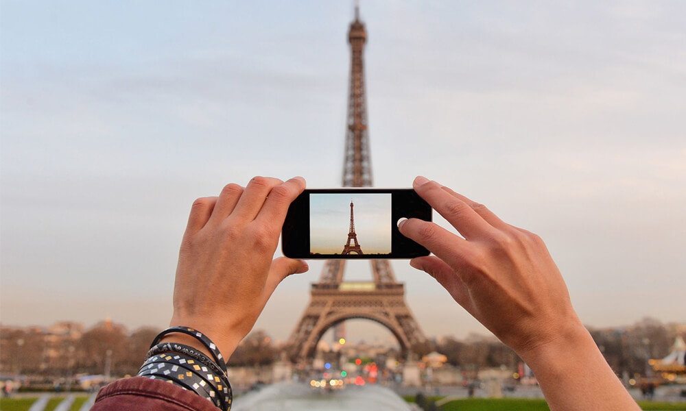 Aufnahme des Eiffelturms mit einer Smartphone-Kamera.