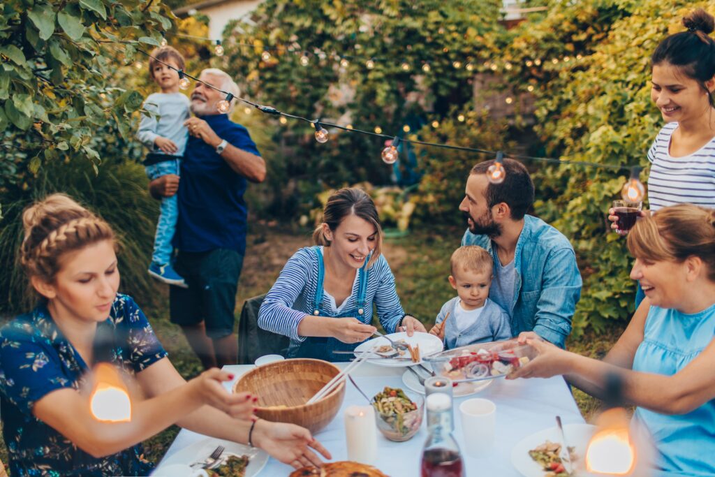 Eine Familie isst gemeinsam im Garten