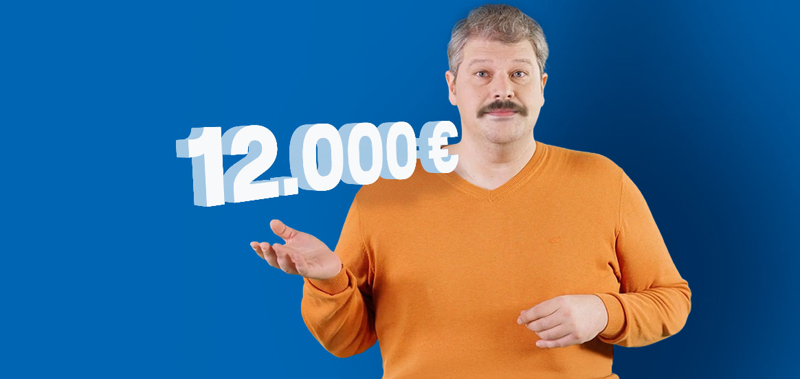 Siggi steht in einem orangenem Pullover vor einer blauen Wand. Der Betrag 12.000€ schwebt über seiner Hand.