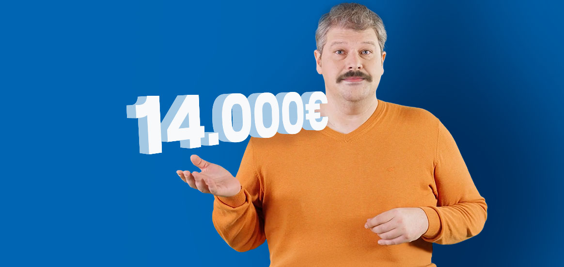 Siggi steht in einem orangenem Pullover vor einer blauen Wand. Der Betrag 14.000€ schwebt über seiner Hand.