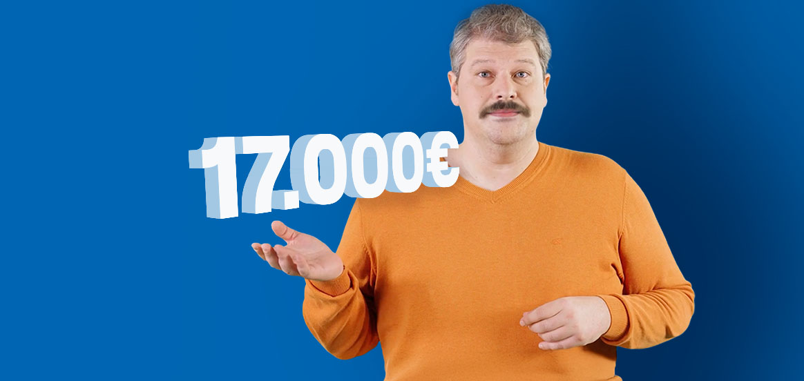 Siggi steht in einem orangenem Pullover vor einer blauen Wand. Der Betrag 17.000€ schwebt über seiner Hand.