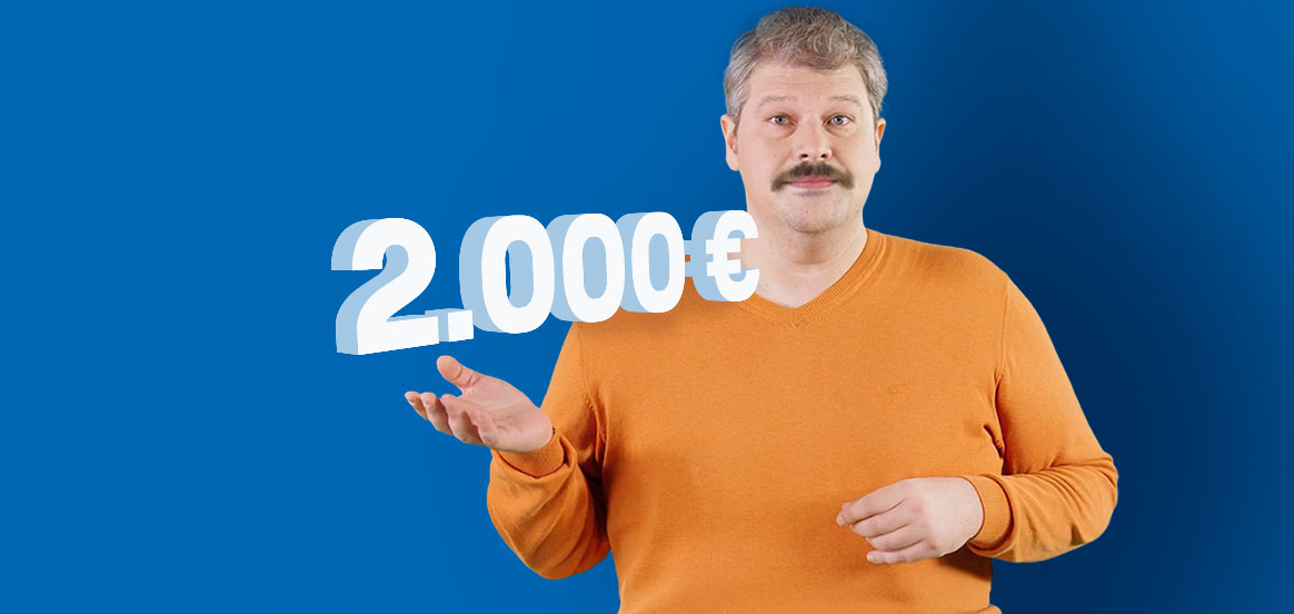 Siggi steht in einem orangenem Pullover vor einer blauen Wand. Der Betrag 2000€ schwebt über seiner Hand.