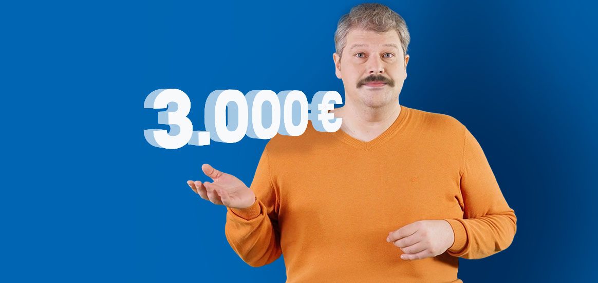 Siggi steht in einem orangenem Pullover vor einer blauen Wand. Der Betrag 3000€ schwebt über seiner Hand.