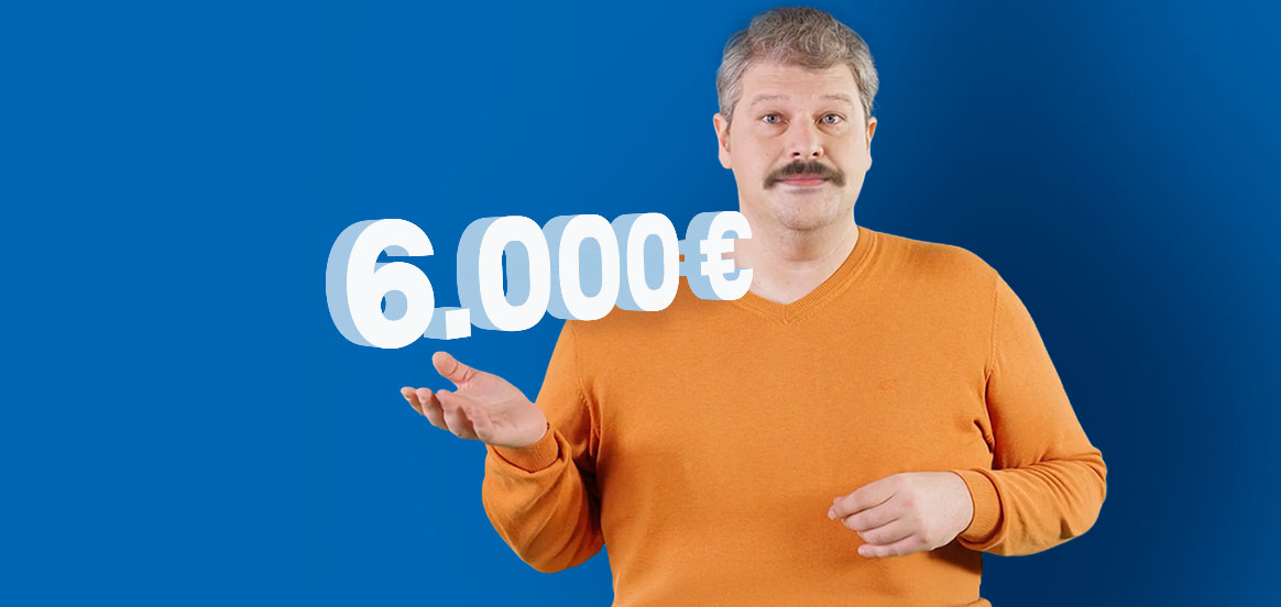 Siggi steht in einem orangenem Pullover vor einer blauen Wand. Der Betrag 6000€ schwebt über seiner Hand.