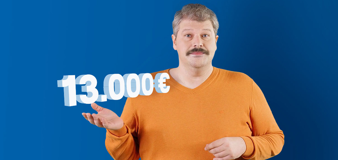 Siggi steht in einem orangenem Pullover vor einer blauen Wand. Der Betrag 13.000€ schwebt über seiner Hand.