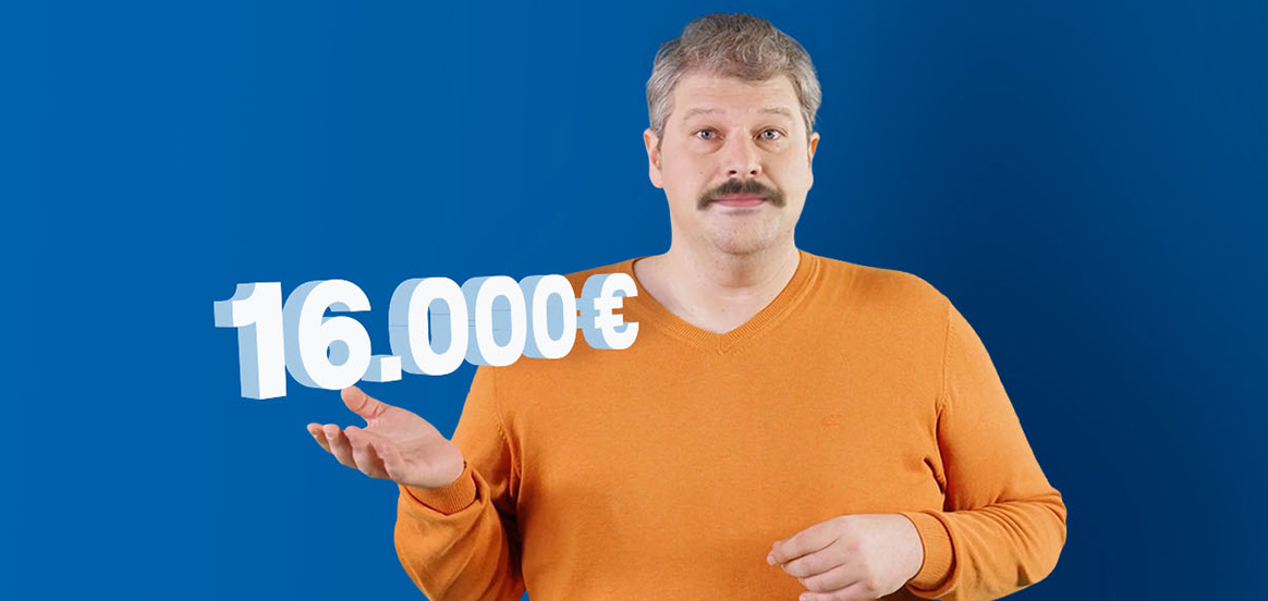 Siggi steht in einem orangenem Pullover vor einer blauen Wand. Der Betrag 16.000€ schwebt über seiner Hand.