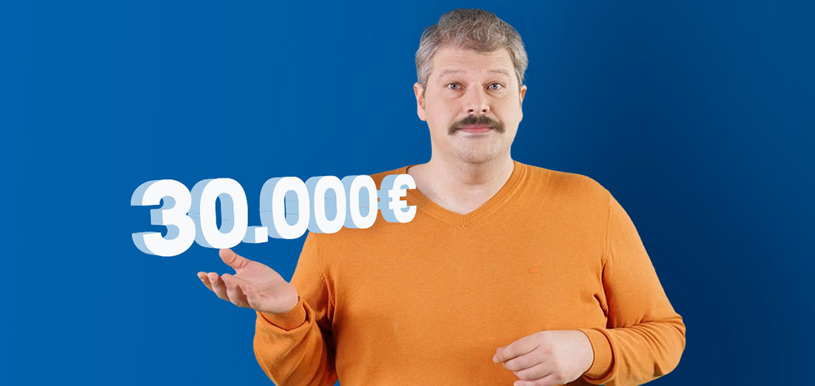Siggi steht in einem orangenem Pullover vor einer blauen Wand. Der Betrag 30.000€ schwebt über seiner Hand.