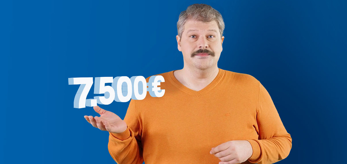Siggi steht in einem orangenem Pullover vor einer blauen Wand. Der Betrag 7500€ schwebt über seiner Hand.