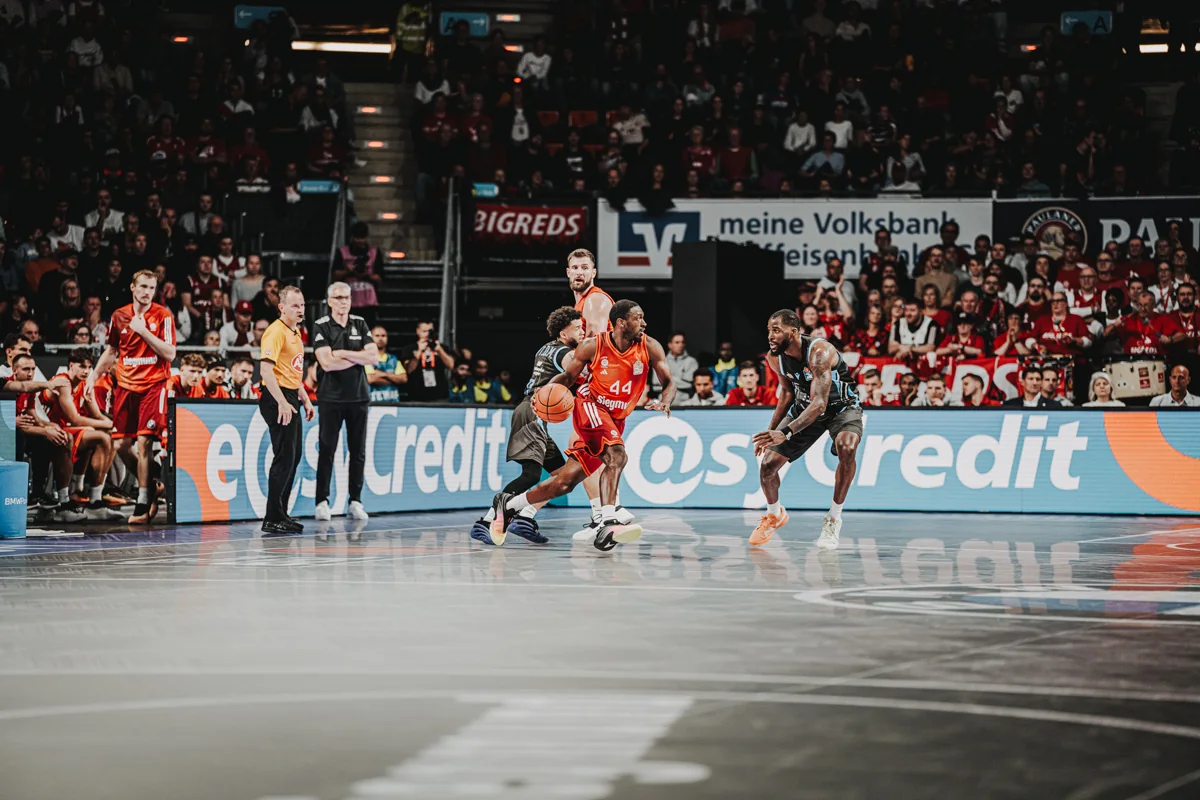 Basketballfeld mit Spielern