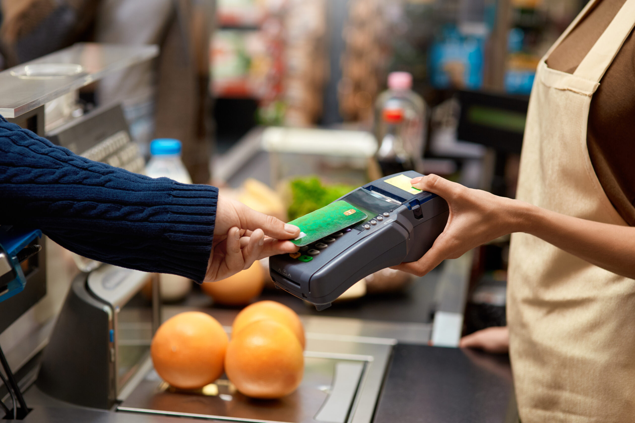 Kontaktlos bezahlen an der Supermarktkasse