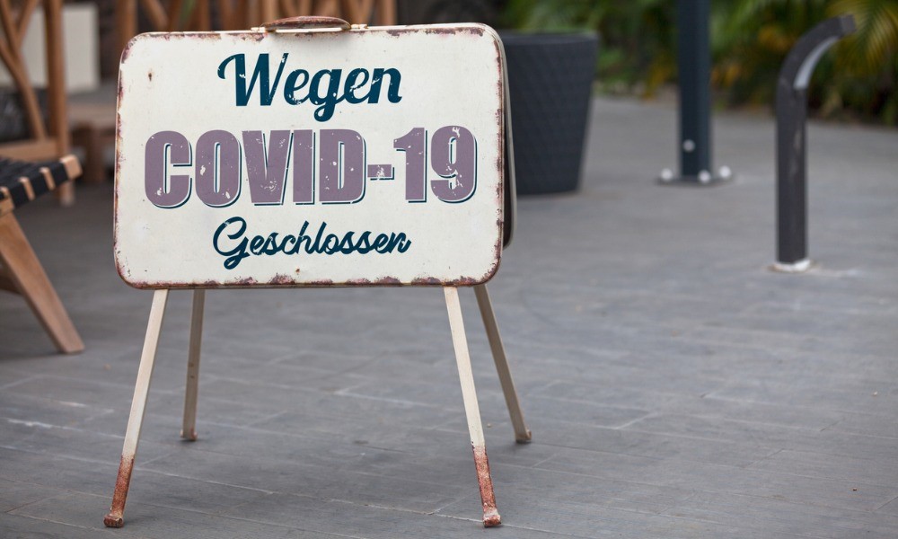 Ein Schild ist zu sehen mit folgender Aufschrift: Wegen Covid-19 geschlossen