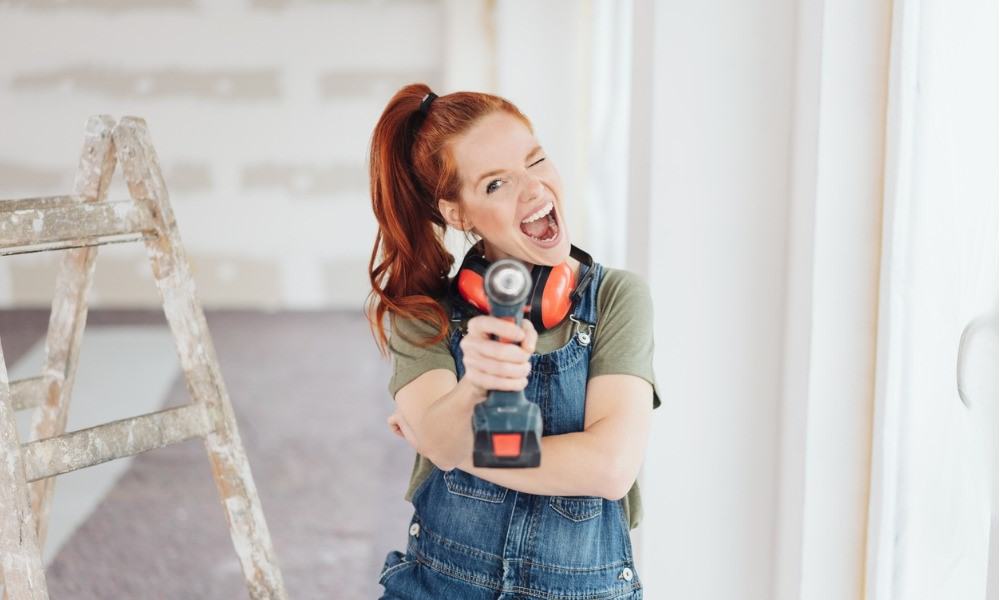 Tolle Frau hat Spaß auf einer Baustelle