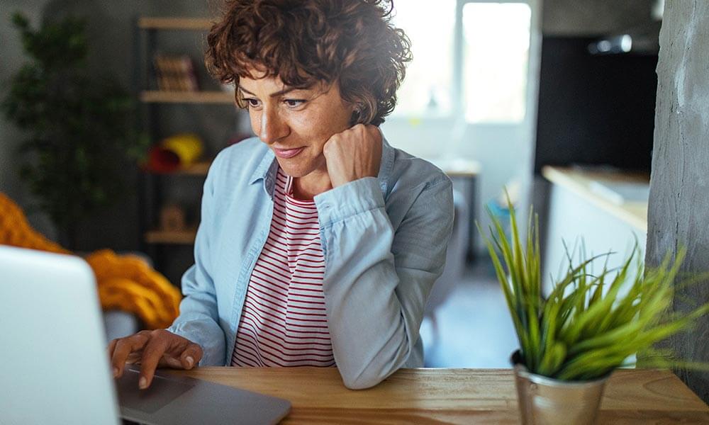 Sandra berechnet ihre passende Kreditrate.iStock.commixetto