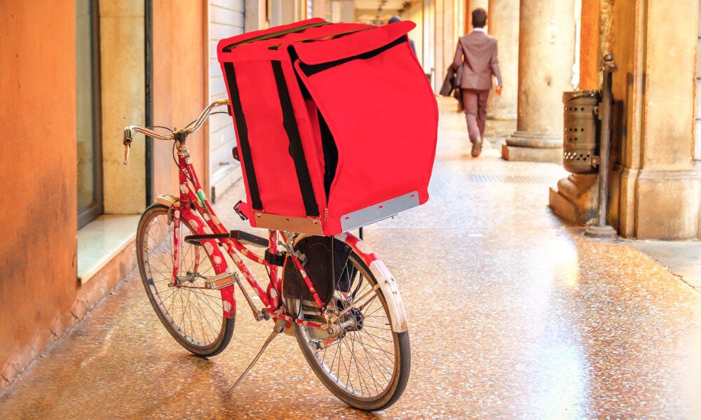 Ein rotes Fahrrad mit einem verstärkten Gepäckträger.
