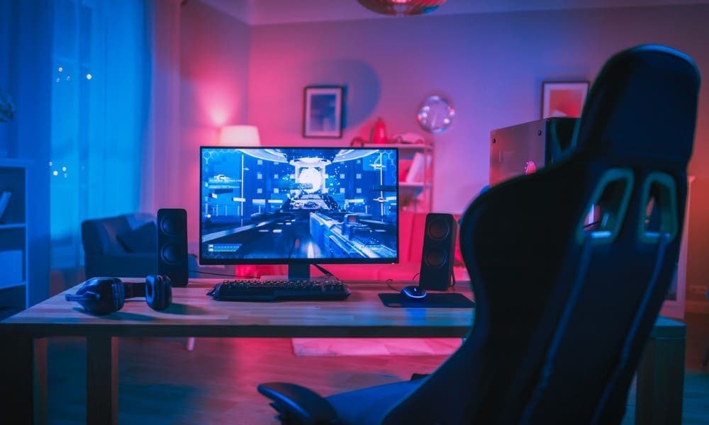 Stimmungsvoll beleuchtetes Zimmer sowie Gaming-Ausrüstung