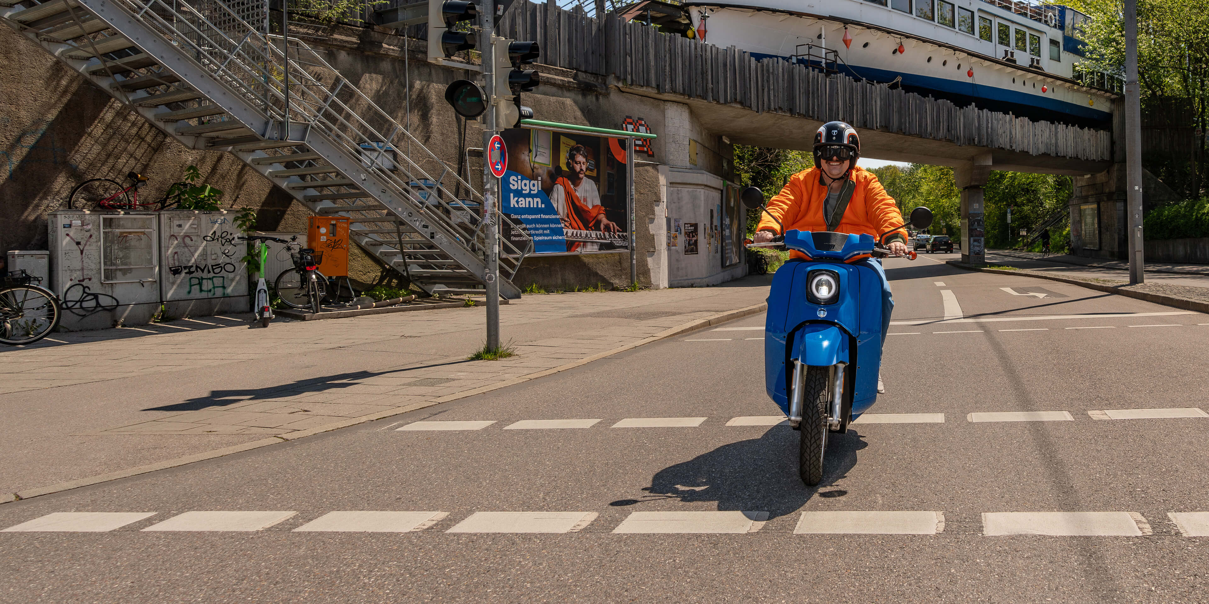 siggi-roller Foto mit fahrendem Siggi auf dem Roller